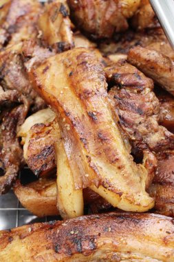 Kavrulmuş domuz sokak gıda lezzetlidir