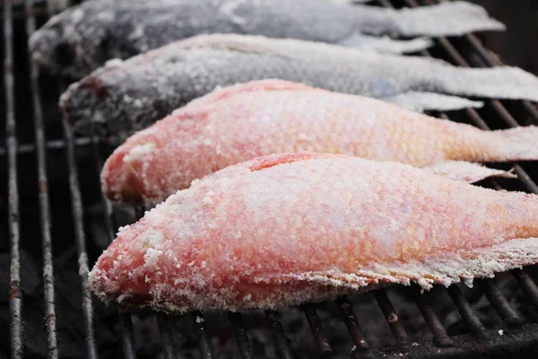 Pesce alla griglia sui fornelli allo street food — Foto Stock