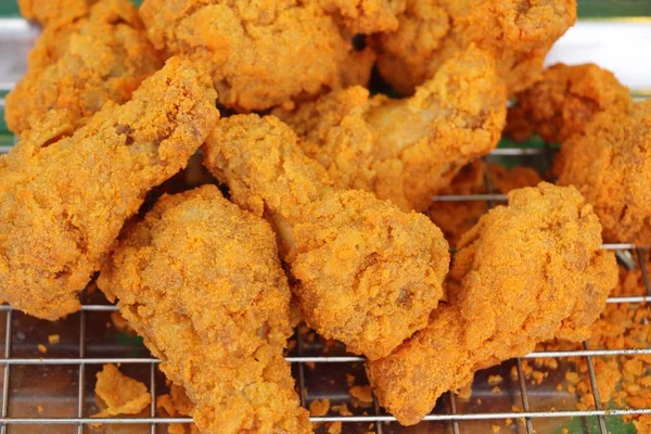 Τηγανητό κοτόπουλο είναι νόστιμο το φαγητό του δρόμου — Φωτογραφία Αρχείου