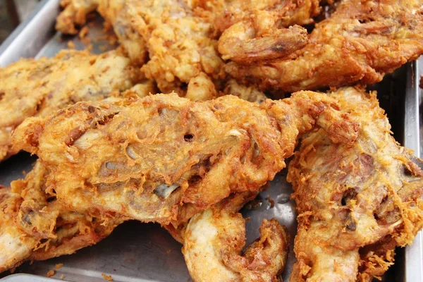 Ayam goreng sangat lezat dalam makanan jalanan. — Stok Foto