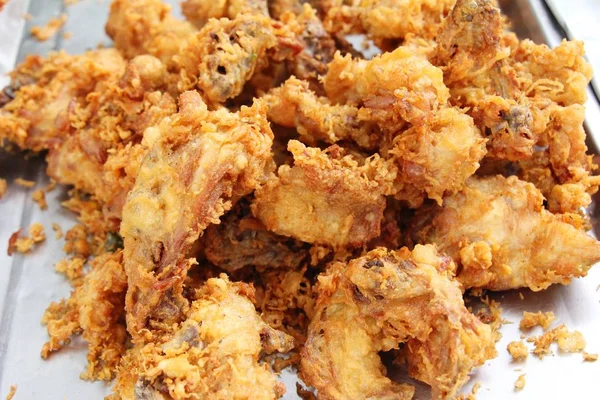 El pollo frito es delicioso en comida callejera —  Fotos de Stock