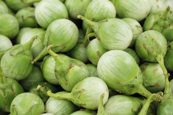 Verse aubergine groen organische op straat eten — Stockfoto