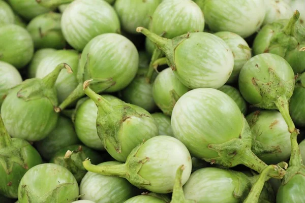 Berenjena fresca verde orgánica en la comida callejera —  Fotos de Stock