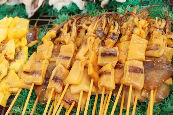 Gegrillter Tintenfisch schmeckt beim Streetfood — Stockfoto