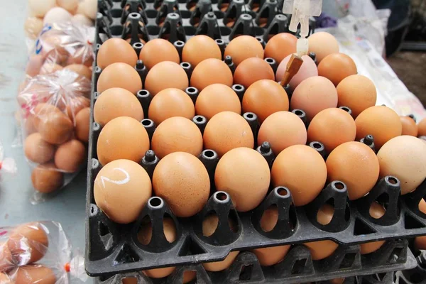 Ei in het paneel op Street Food — Stockfoto