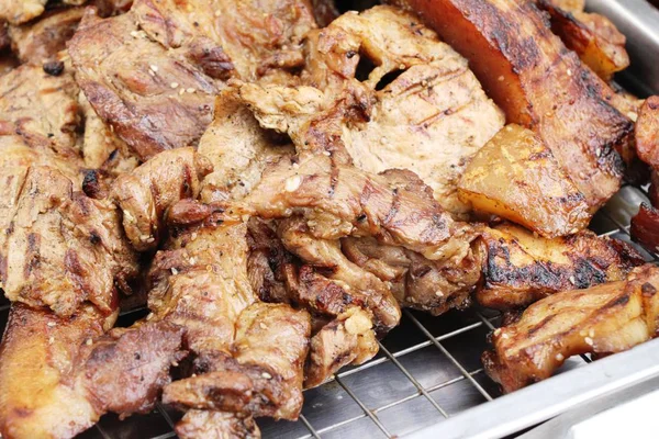 El cerdo asado es delicioso en la comida callejera —  Fotos de Stock