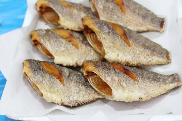 El pescado frito es sabroso en la comida callejera —  Fotos de Stock