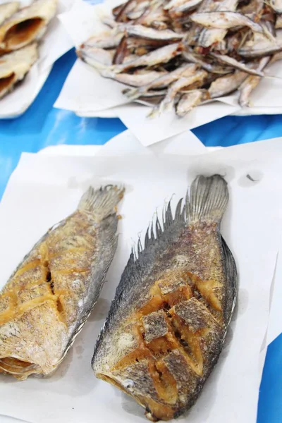 Смажена риба смачна на вуличній їжі — стокове фото