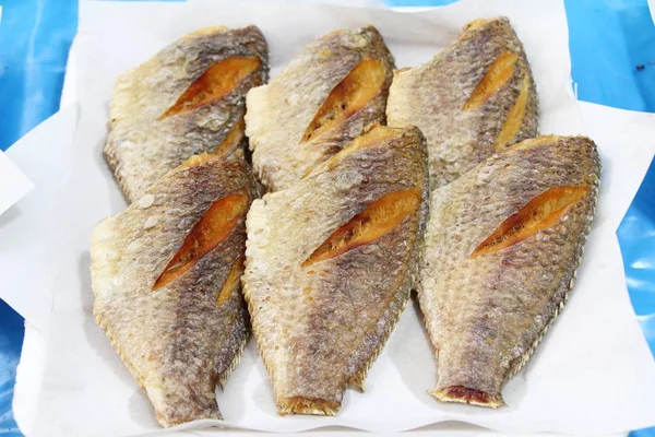 Kızarmış balık sokak gıda lezzetlidir — Stok fotoğraf