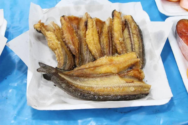 Sült hal ízletes, az utcai élelmiszer — Stock Fotó