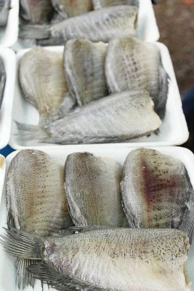 Ryby suszone do gotowania przy ulicy żywności — Zdjęcie stockowe