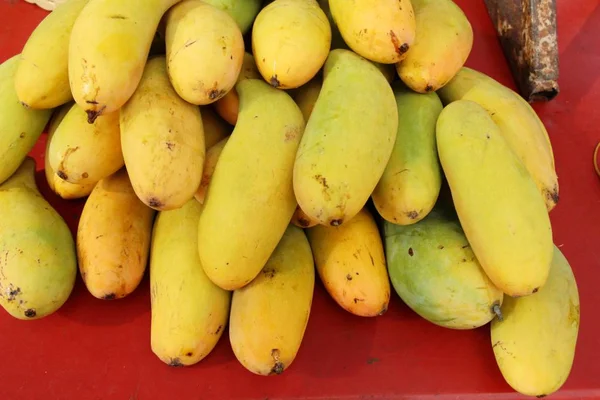 Ripe mango fruit delicious at street food — Stock Photo, Image