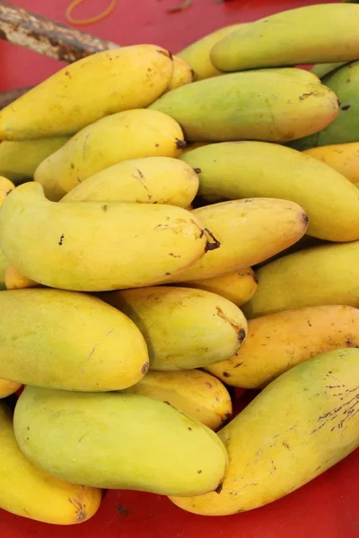 Fruta madura de mango deliciosa en la comida callejera —  Fotos de Stock