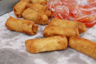 Meze yemek için geleneksel tava böreği