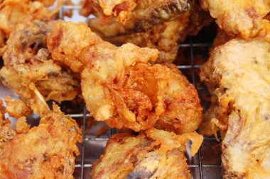 Kızarmış tavuk sokak gıda lezzetlidir