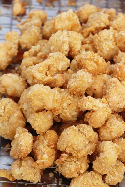 Nuggets de pollo frito deliciosos en la comida callejera —  Fotos de Stock