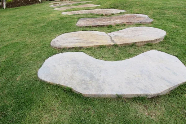 Giardino a piedi modo con pietra nella natura — Foto Stock