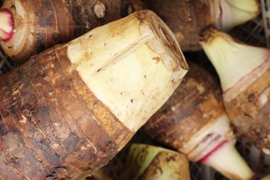 pazarda yemek için taze taro kök