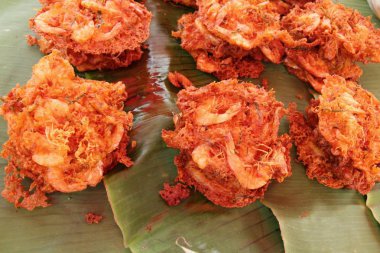 Kızarmış karides lezzetli kek içinde belgili tanımlık çarşı