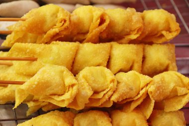 Sokak gıda gevrek kızarmış yumurta köfte