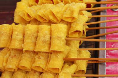 Sokak yemeklerinde çıtır kızarmış sosis köfte