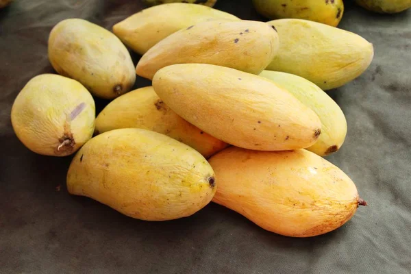 Ripe mango fruit delicious at street food — Stock Photo, Image