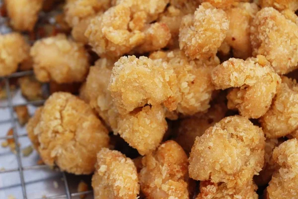 Nuggets de pollo frito deliciosos en la comida callejera —  Fotos de Stock