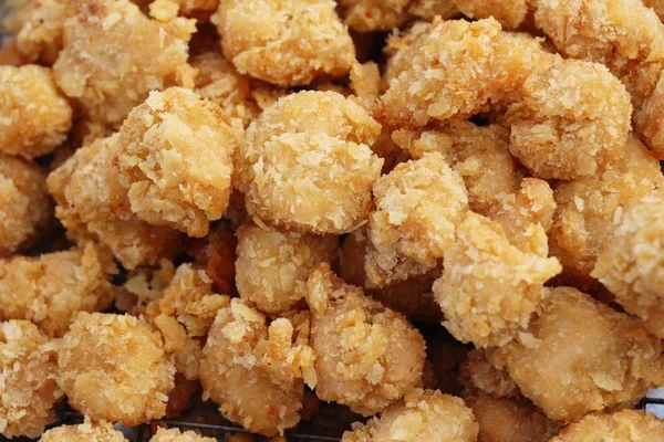 Nuggets de pollo frito deliciosos en la comida callejera — Foto de Stock