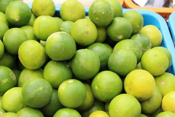 Свежий лимон для приготовления пищи на улице — стоковое фото