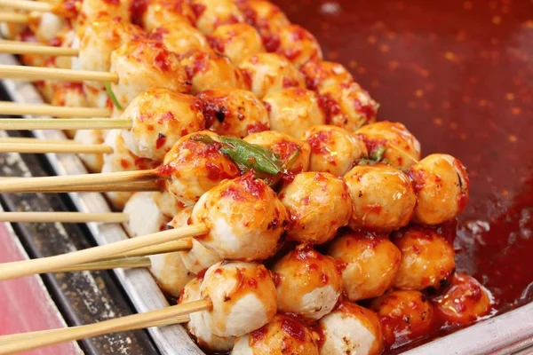 Albóndigas a la parrilla es delicioso en la comida de la calle —  Fotos de Stock