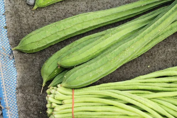 Vleugelkomkommer voor het koken op straat eten — Stockfoto