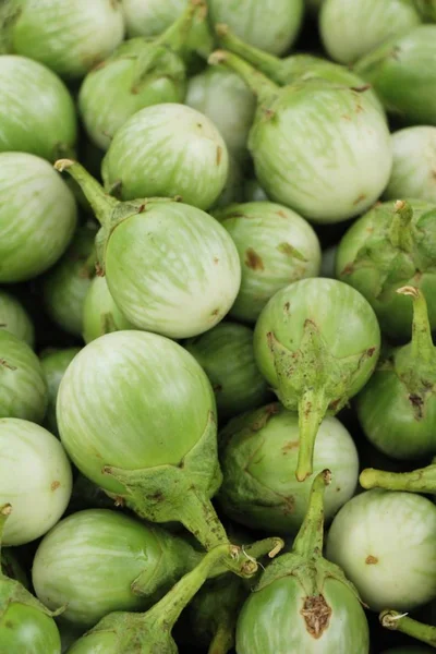 Verse aubergine groen organische op straat eten — Stockfoto