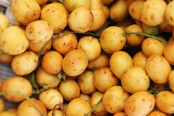 Fruits longkong est délicieux à la nourriture de rue — Photo