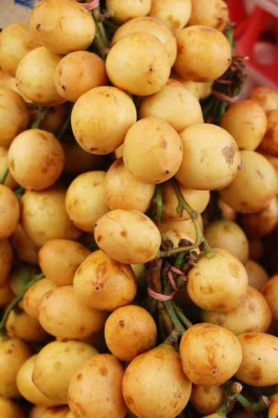 Longkong-Früchte schmecken beim Streetfood — Stockfoto