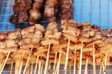 Kavrulmuş domuz sokak gıda lezzetlidir