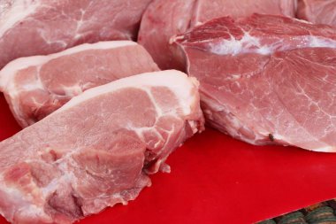 Sokak gıda yemek pişirmek için çiğ domuz eti