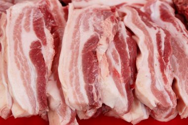 Sokak gıda yemek pişirmek için çiğ domuz eti