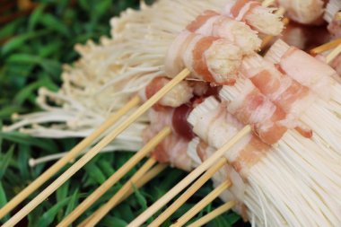 Pastırma mantar lezzetli sokak gıda sarılmış.