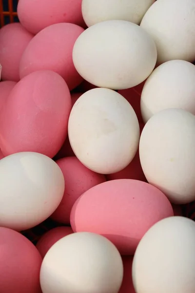 Huevo conservado en la cesta en el mercado —  Fotos de Stock