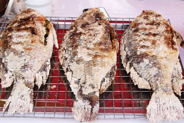 Gegrillter Fisch auf Herd beim Streetfood — Stockfoto