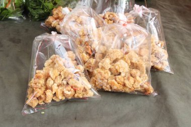 Kızarmış domuz deri sokak gıda lezzetli