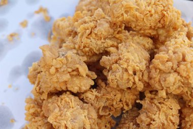 Kızarmış tavuk sokak gıda lezzetlidir