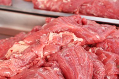 markette yemek pişirmek için ham sığır eti