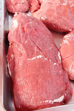 markette yemek pişirmek için ham sığır eti