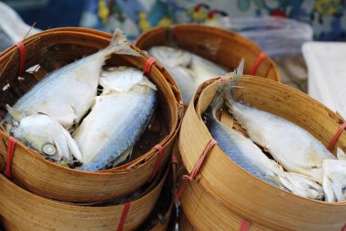 Sokak gıda lezzetli haşlanmış uskumru balığı