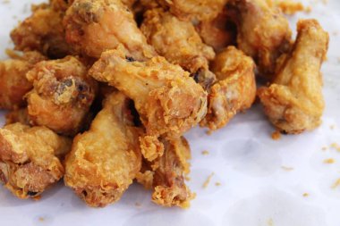 Kızarmış tavuk sokak gıda lezzetlidir