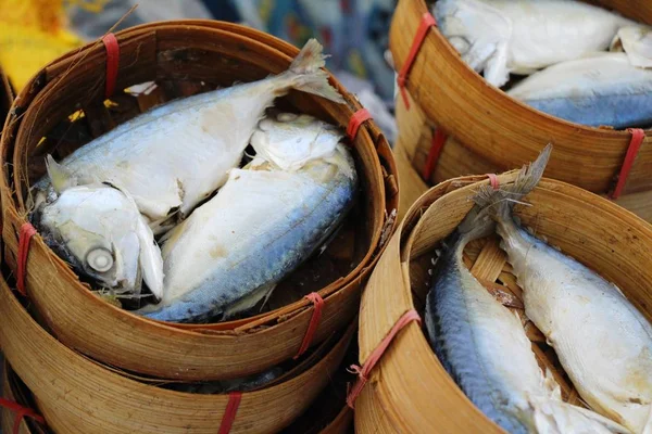 Makrelenfisch dampfte köstlich beim Streetfood — Stockfoto