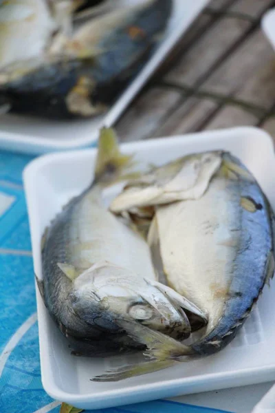 屋台で美味しい蒸しサバ魚 — ストック写真