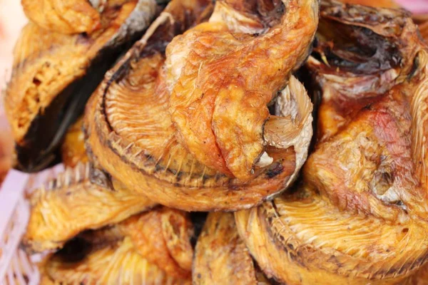 Сушеная рыба для приготовления пищи на улице — стоковое фото