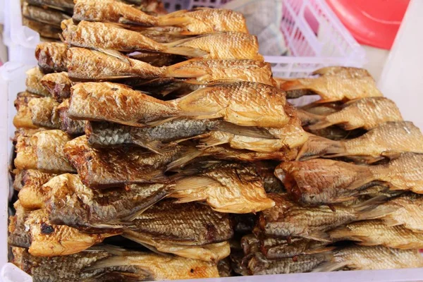 Kurutulmuş balık sokak gıda yemek pişirmek için — Stok fotoğraf